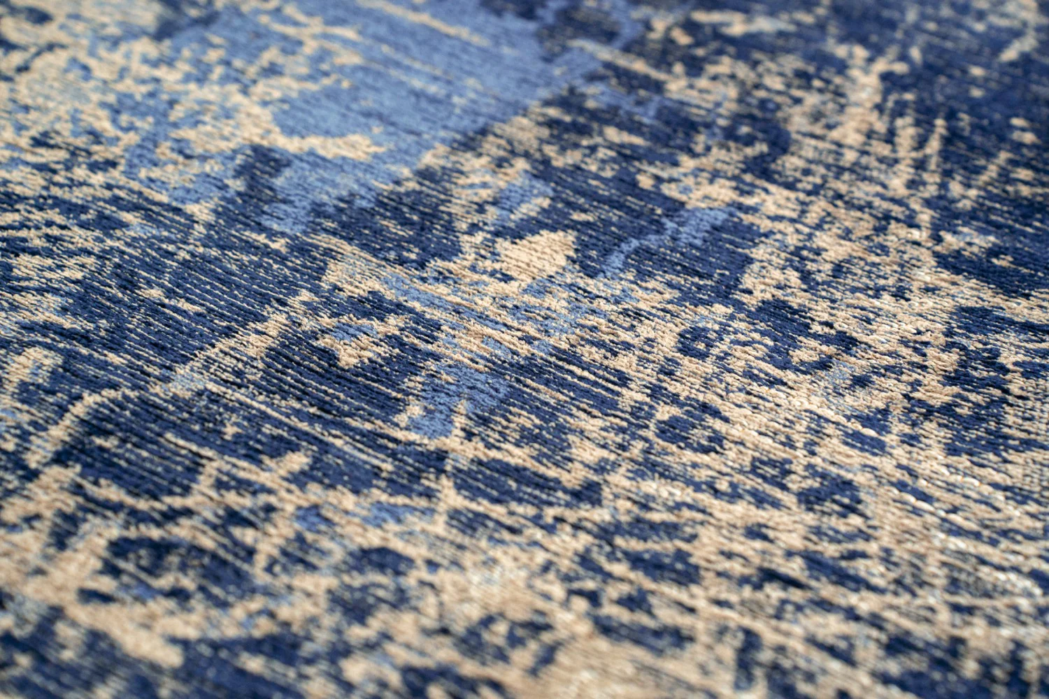 Louis de Poortere Mad Men Cracks Round Abyss Blue 8629 - Image 4