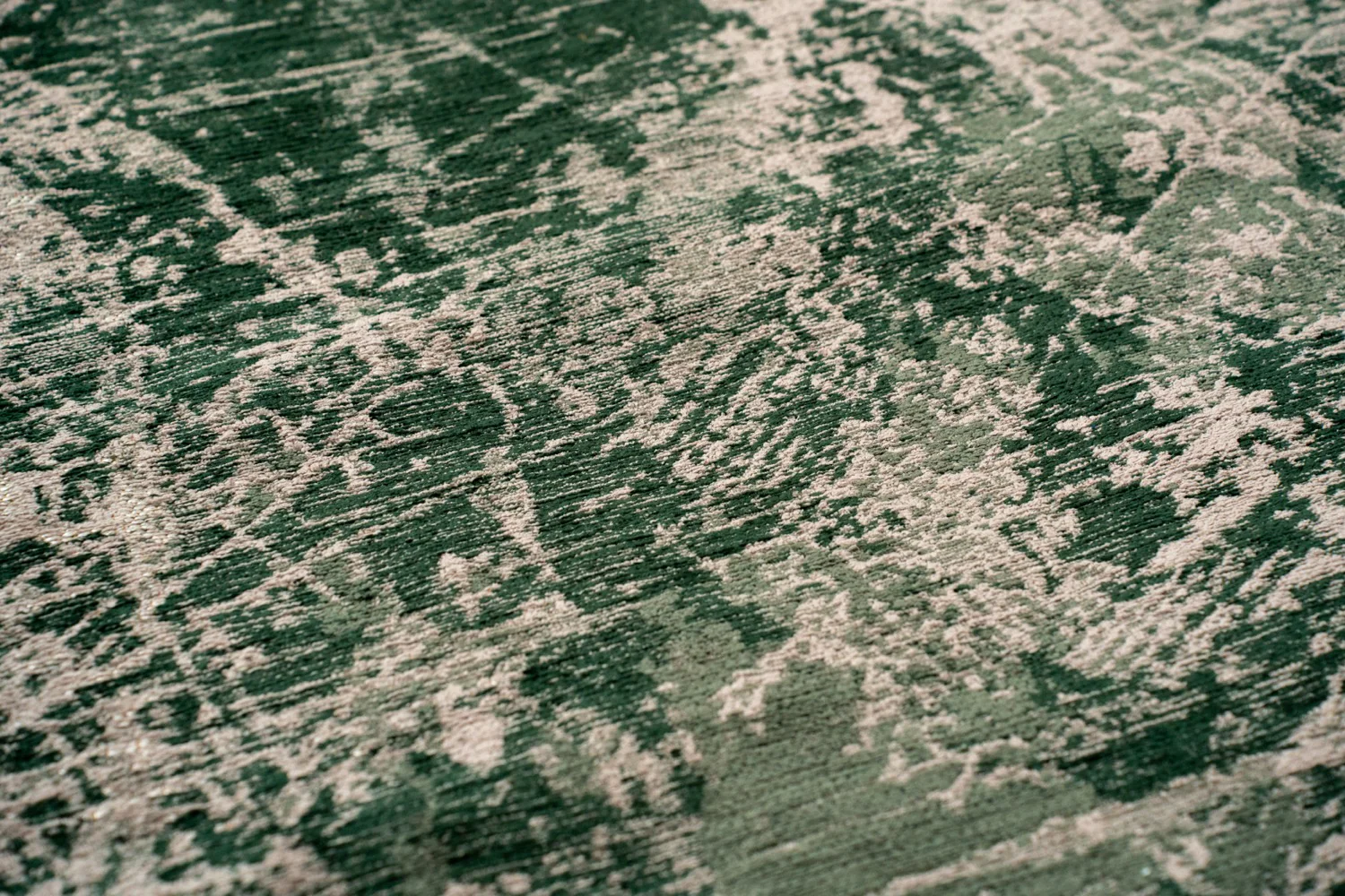 Louis de Poortere Mad Men Cracks Round Dark Pine 8723 - Image 3